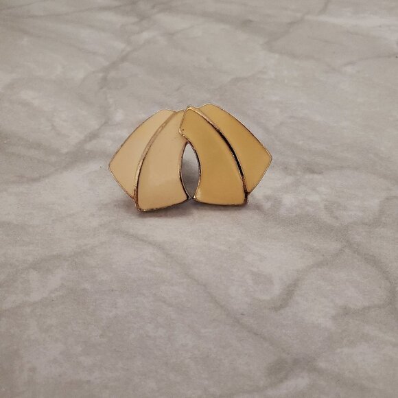 Vintage Jewelry - 💖 Vintage 1950 50's Gold and Cream Enamel Clip On Earrings 💖